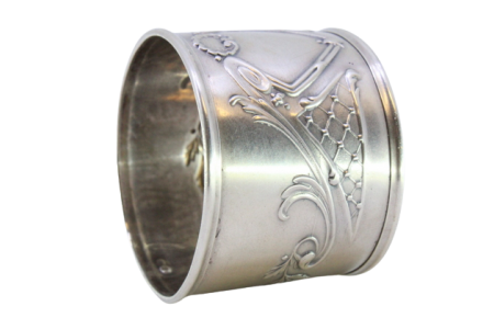 Argola de guardanapo em prata com motivos florais relevados e frisos nos bordos.